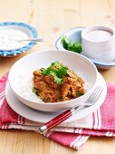 Butter Chicken (Indisches Hähnchencurry) auf Reis und Raita