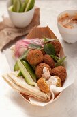 Falafel (Kichererbsebällchen) mit Harissa-Joghurt und Fladenbrot