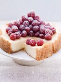 Käsekuchen mit frischen Himbeeren, angeschnitten