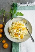 Kartoffelsalat mit gelben Tomaten