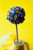 Schokoladen-Cake Pop mit Streudekor
