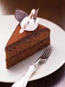Stück Schokoladenkuchen mit Sahnetuff