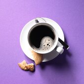 Tasse mit Kaffee und Kokos-Makronenkeks