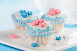 Cupcakes mit Marzipanblumen und Zuckerperlen