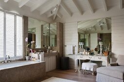 Geräumiges, luxuriöses Badezimmer mit Recamiere und Frisierkommode