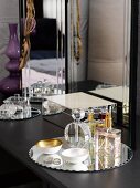 Spiegelkommode im Schlafzimmer mit Parfum und Schmuckkästchen