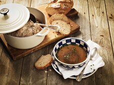 Schweinebouillon mit Brot