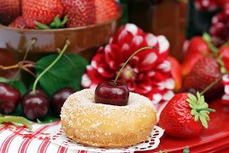 Doughnut mit Kirsche, Erdbeeren und Dahlien