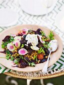 Rote-Bete-Salat mit Kichererbsen und Ziegenkäse