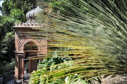 Pagode im maurischem Stil in sonnenbeschienem, mediterranen Garten