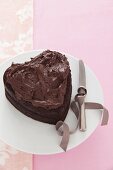Herzförmiger Schokoladenkuchen mit Schokocreme