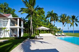 Sonnenterrasse am Pool vor Hotel-Lodge mit Meerblick