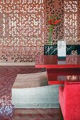 Devi Ratn Hotel - Monolithische Möbelstücke mit roter Auflage in der Empfangshalle