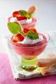 Erdbeermousse mit Schlagsahne