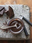 Geschmolzene Schokolade in einem Glas mit Löffel
