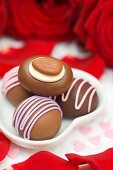 Schokoladenpralinen in herzförmiger Schale zum Valentinstag