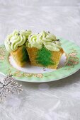 Vanille-Grüntee-Cupcake mit Tannenbaum-Abdruck in der Mitte