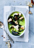 Pea soup with mussels and white bread