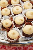 Kleine Kürbis-Cupcakes mit Vanillecreme