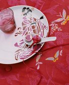 Porzellanteller mit Geisha-Motiv auf besticktem Tischtuch
