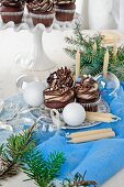 Schokoladen-Cupcakes mit dunkler und heller Schokoladenganache