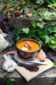 Scharfe Kürbissuppe mit Curry und Garnelen und Joghurtklecks