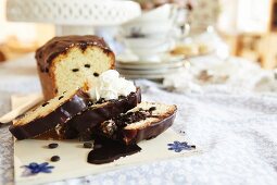 Kastenkuchen mit Chocolatechips und Schokoglasur