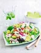 Salat mit Sushireis und Thunfisch