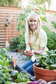 Frau arbeitet im Garten