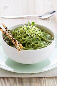 Grüne Spaghetti in Gemüsebrühe mit Grissini