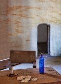 Alter Holztisch mit Kartenspiel und Kerze in einem Raum der Mission La Purisima State Historic Park, Lompoc, Kalifornien