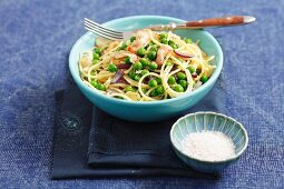 Spaghetti with peas, bacon and red onions