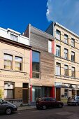 Blauer Himmel über Stadthaus mit Fassade aus Zedernholz