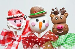 Weihnachtliche Cake Pops: Weihnachtsmann, Schneemann und Rentier