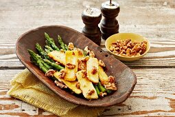 Asparagus with halloumi and walnuts