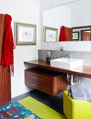 Edleholzplatte und Schubladenelement als Waschtisch mit Aufsatzbecken im wohnlichen Bad