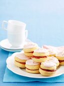 Gefüllte Marmeladenplätzchen mit rosa Zuckerglasur