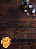 Rustikaler Holzuntergrund, Orangenscheiben und Drink