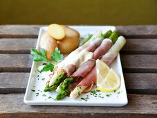 Spargel-Schinken-Röllchen mit Sauce Hollandaise und Kartoffeln