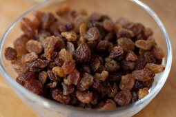 Raisins in a small glass bowl (close-up)