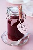 Marmelade im Einwegglas mit Liebesbotschaft