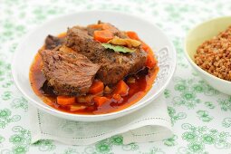 Geschmorter Rinderbraten mit Karottengemüse