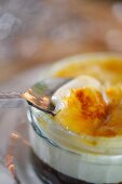 Crème brûlée mit Trockenpflaumen und Brandy