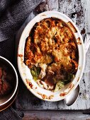 Gratinated bread soup with chicken and savoy cabbage