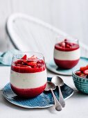 Blanc Manger mit Erdbeerpüree und frischen Erdbeeren