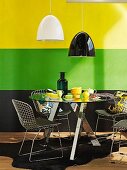 Kontrastreiches Farbkonzept für pfiffigen Frühstücksplatz mit Designer Mobiliar
