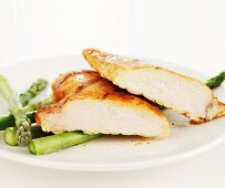 Barbecued chicken breast with asparagus
