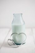 Milchflasche mit Herzausstechformen