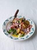 Wurstsalat mit Bratkartoffeln