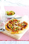 Blätterteigpizza mit Salami, Schinken, Oiven und Basilikum